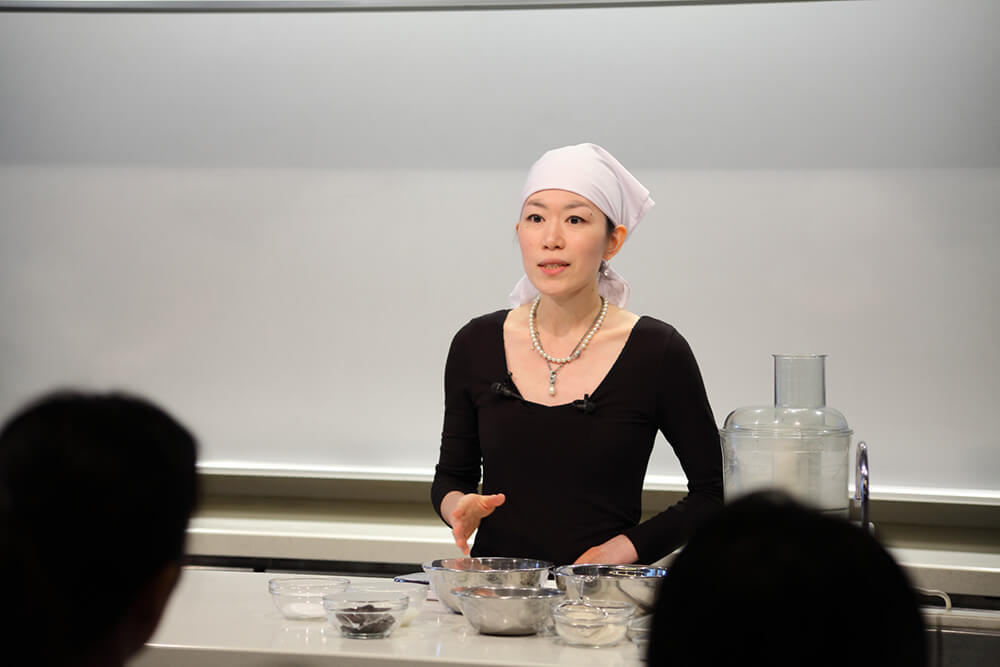 襟ぐりの開いた黒いTシャツが吉野さんの仕事着