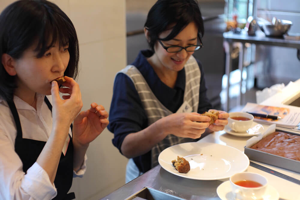 焼きたてのスコーンを試食