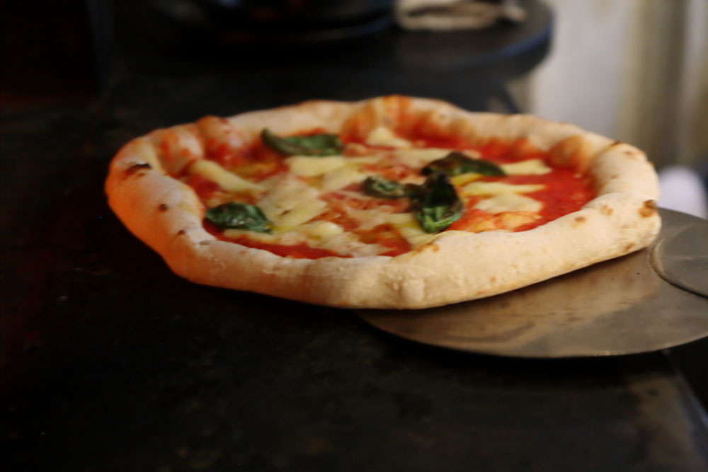 2回転させた後のピッツァ。耳に細かく気泡が入っている。