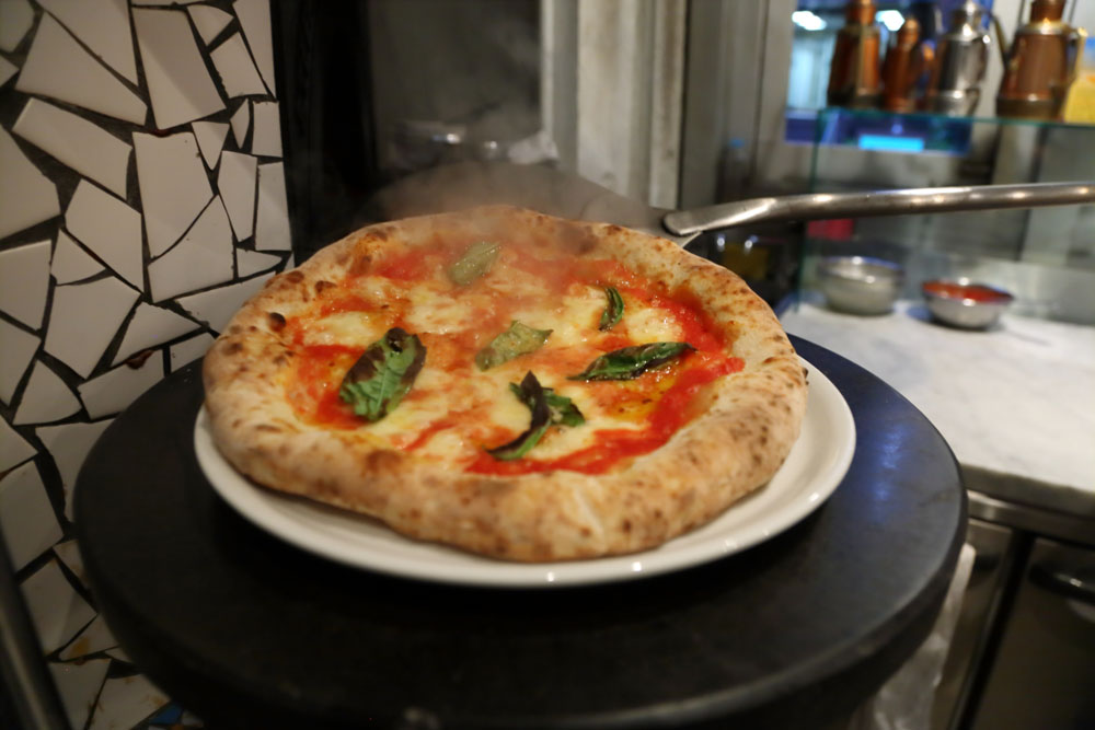 焼き上がりのピッツァ。耳には焼き色が均等に入っている。