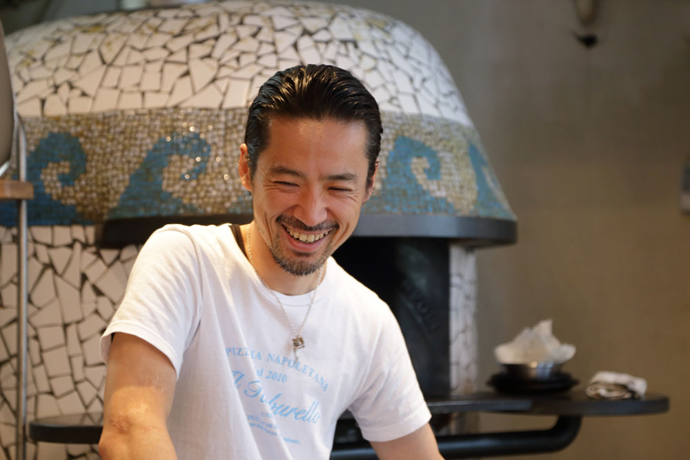 大坪善久シェフ 福島県出身。26歳で単身イタリアへ渡り、ナポリ「スパゲッタータ」で1年、カラブリア州とシチリア州で1年、ナポリの下町「ピッツェ・エ・ピッツェ」で1年修業し、中目黒｢ダ・オルト｣等を経て2010年9月に現店開店。