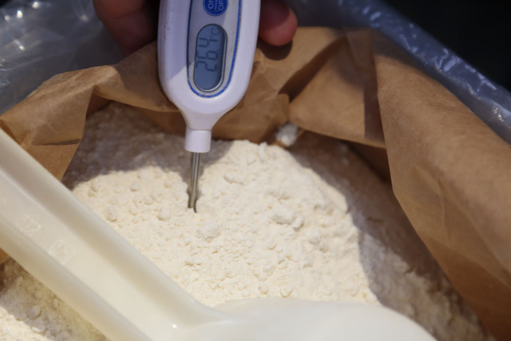 粉の温度は25～26℃が目安。ジェットミキサーに移す前に温度を測る。