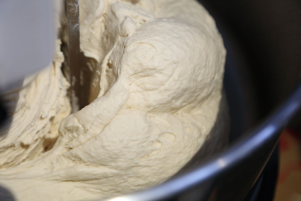 ボウルに粉を入れ、18℃の湯を加え、ジェットミキサーで攪拌する。