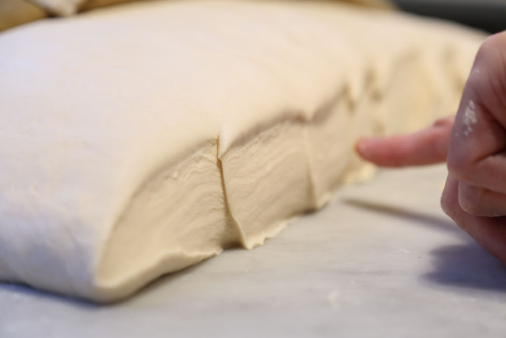 攪拌した後、タオルで包み、5分休ませた後の生地。全体にふっくらとして、断面はなめらか。