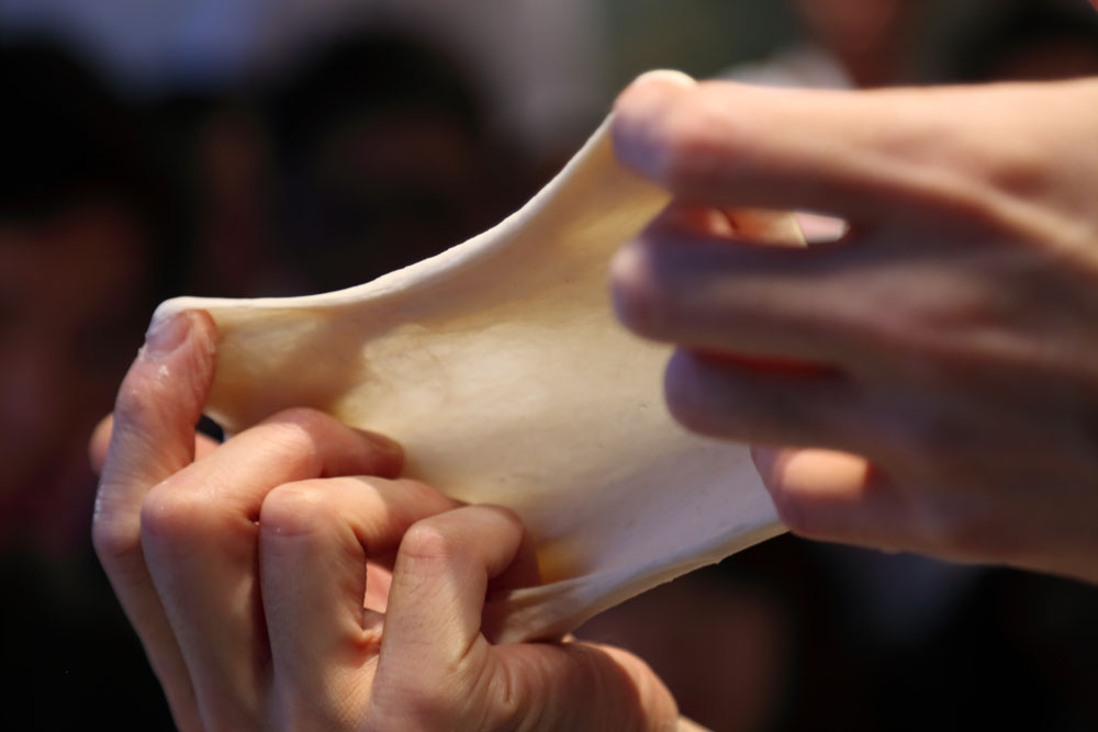 きめ細かくしなやかな生地は、両手でぐっと伸ばしても割けない。