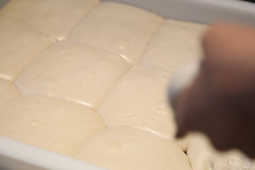 24時間発酵させた後の生地。水分を保ち、艶やかな表面。