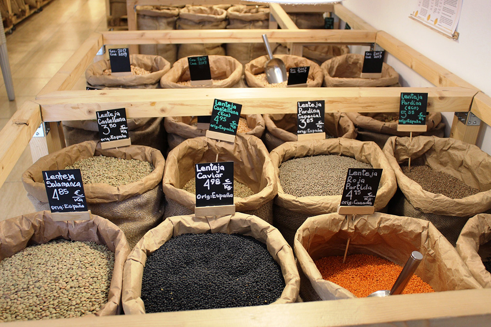 ずらりと並んだ穀物、豆、粉、パスタ、ドライフルーツ、香辛料