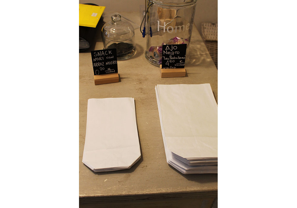 店内数カ所に置いてある紙袋を取って、購入したい商品をスコップで入れる