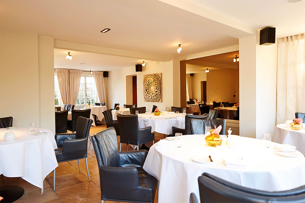 庭に面した光溢れる室内で、色あいの美しいフィリップの料理が映える。