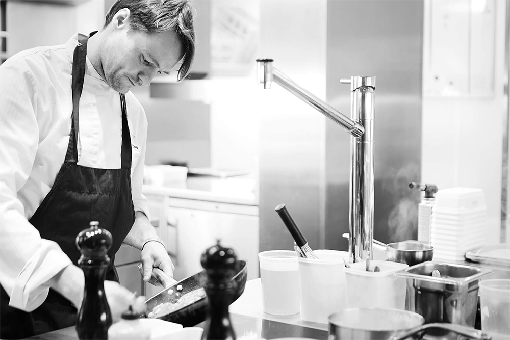 フィリップの情熱に惹かれ、世界中からも研修生が集まってくるようになった厨房は活き活きとしている。