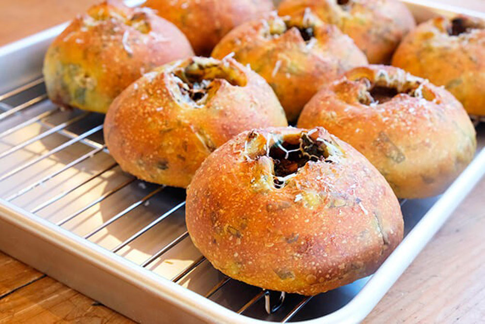 「農園長のカレーパン」250円。季節の野菜をたっぷり使ったキーマカレーを包み込む。