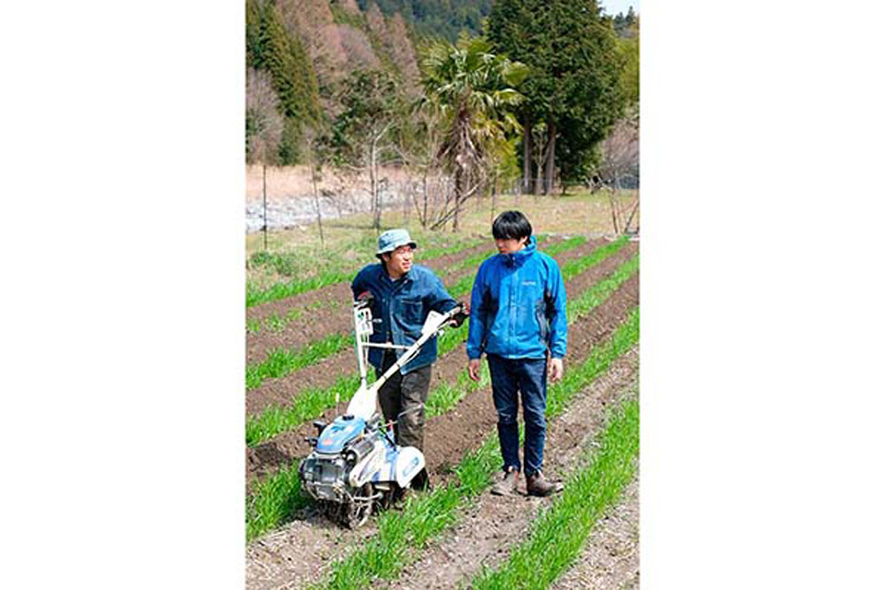 農業長の白桃薫さんと小麦担当の渡邉啓高さん。米、野菜、果樹、小麦の合計3haを自社で耕作。