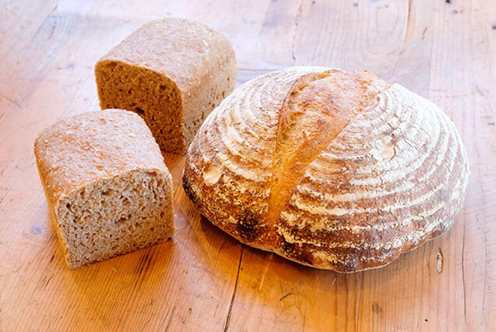 「カミヤマカンパーニュ」1200円と「神山１００」1000円。在来小麦を前者は20％、後者は100％使用。