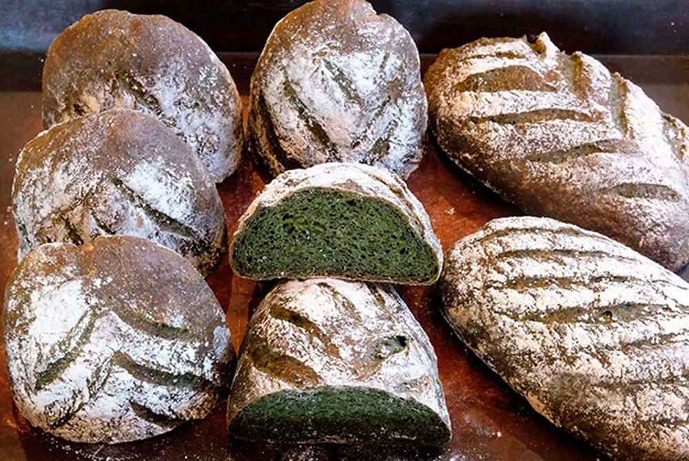 季節の食材を練り込んだ「神山ローフ」250円～。頬張れば、よもぎの香りが口いっぱいに広がる。