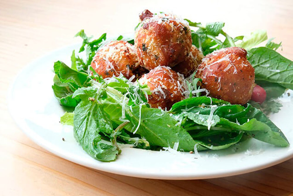 川本真理さんがシェフ・イン・レジデンスの置きみやげとして残していったポルペッタ、残ったパンで作る料理である。パンを無駄にしないというイタリアの食文化が詰まっている。