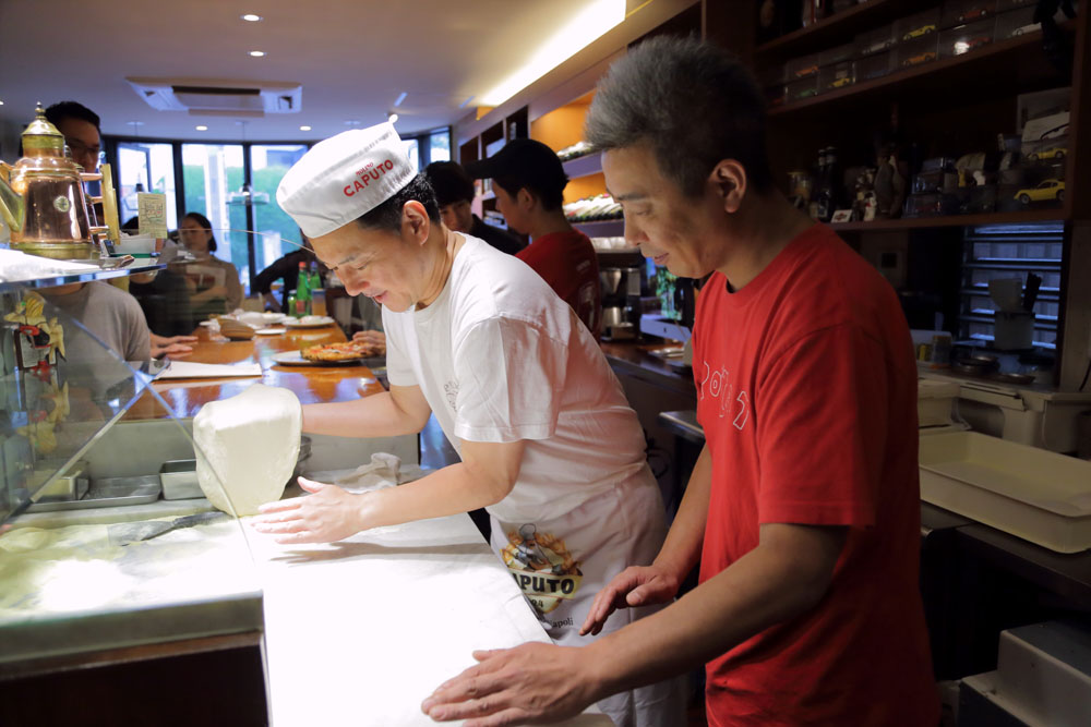 今回は、10名の少人数制で開催された。青木さんの貴重なデモンストレーションとアドバイスを密に体験する講習会参加者たち。