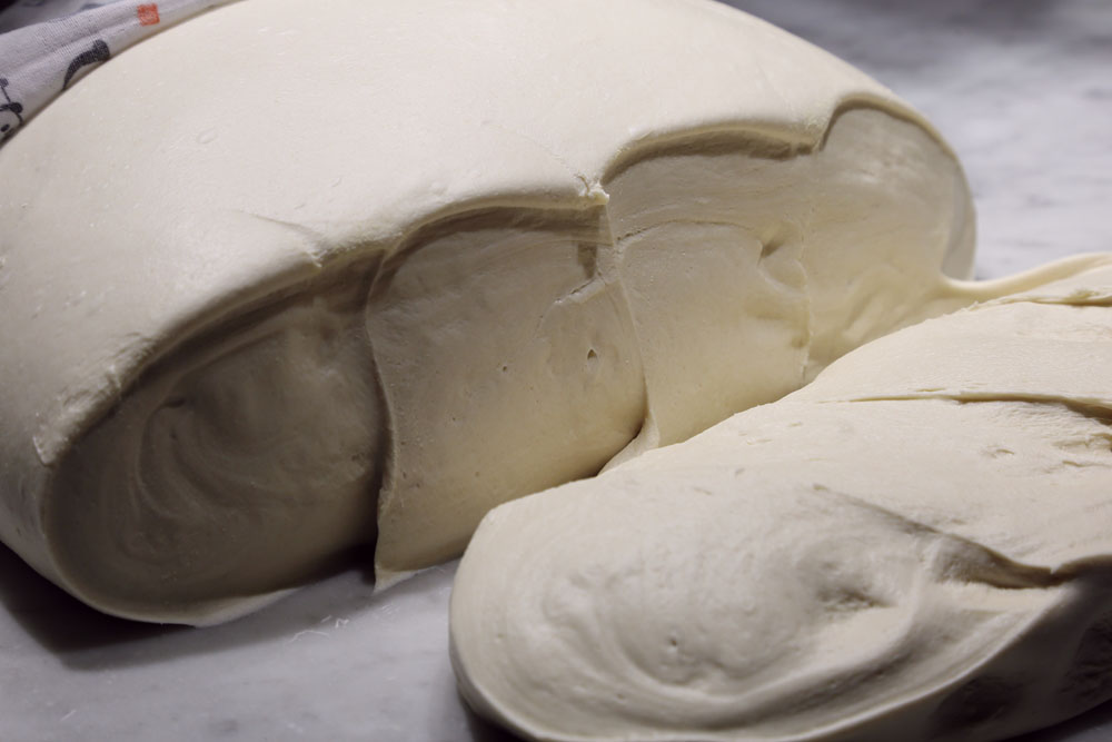 室温で発酵を終えたピッツァ生地。むっちりと艶やかな断面を見て生地の状態を確認する。