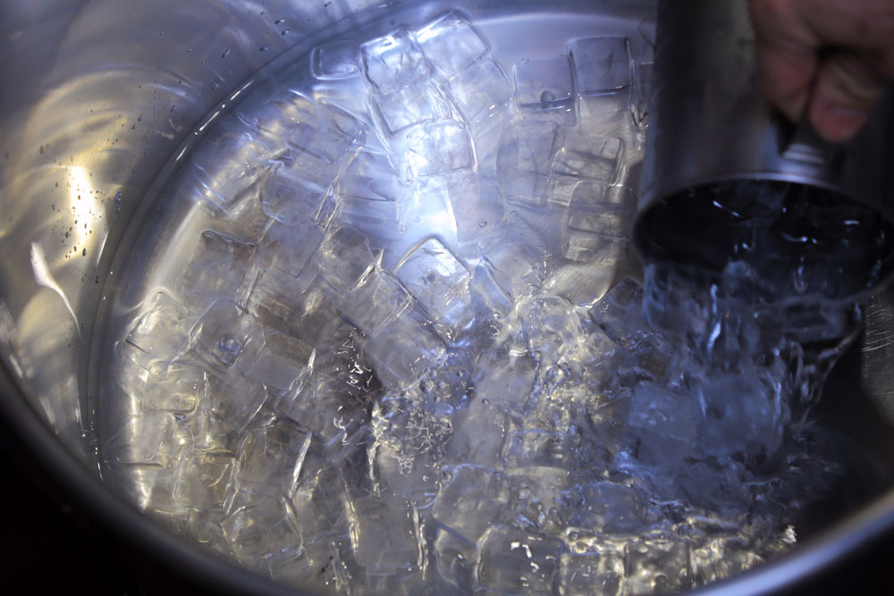 生地に加える水の総量は、氷と合わせて計測する。