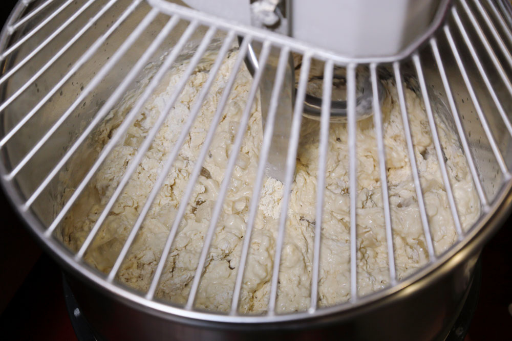 材料は、粉9～9.5kgに対して水と氷3.5ℓ、塩175g。イーストは季節により倍以上変動するが、6月のこの日は10g加えた。