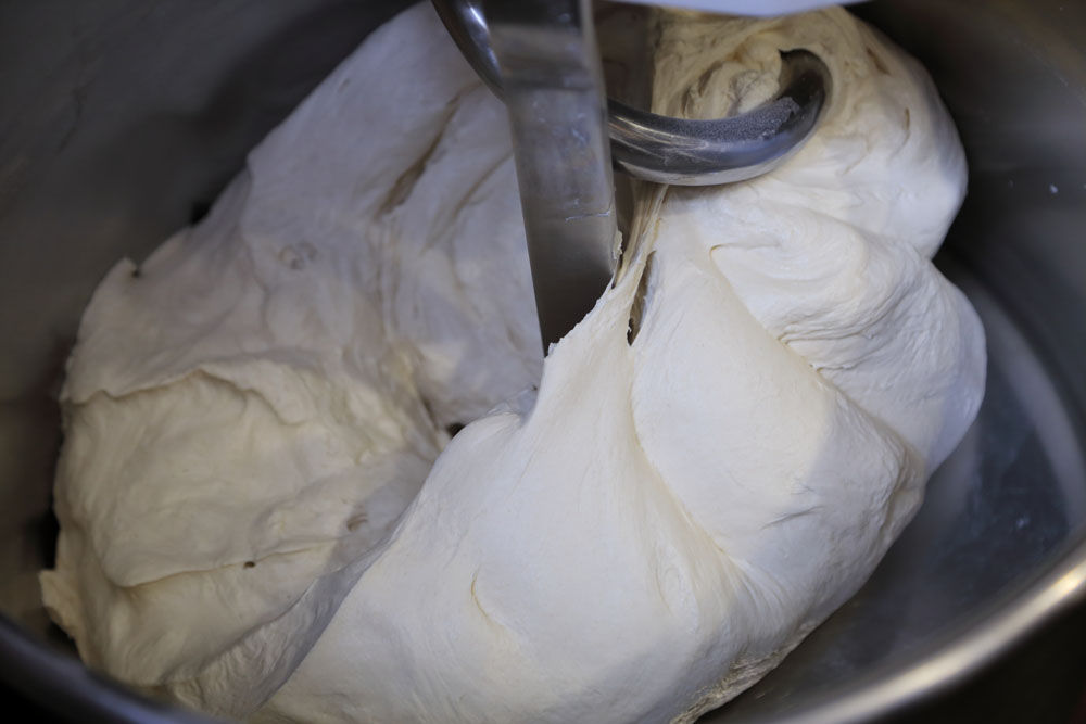 最初は高速で回し、生地がまとまってきたら低速に切り替える。ミキシングの先端は、フォーク型、スパイラル型、ダブルアーム型と3タイプあり、特徴と予算に応じて選択する。店ではスパイラル型を使用。