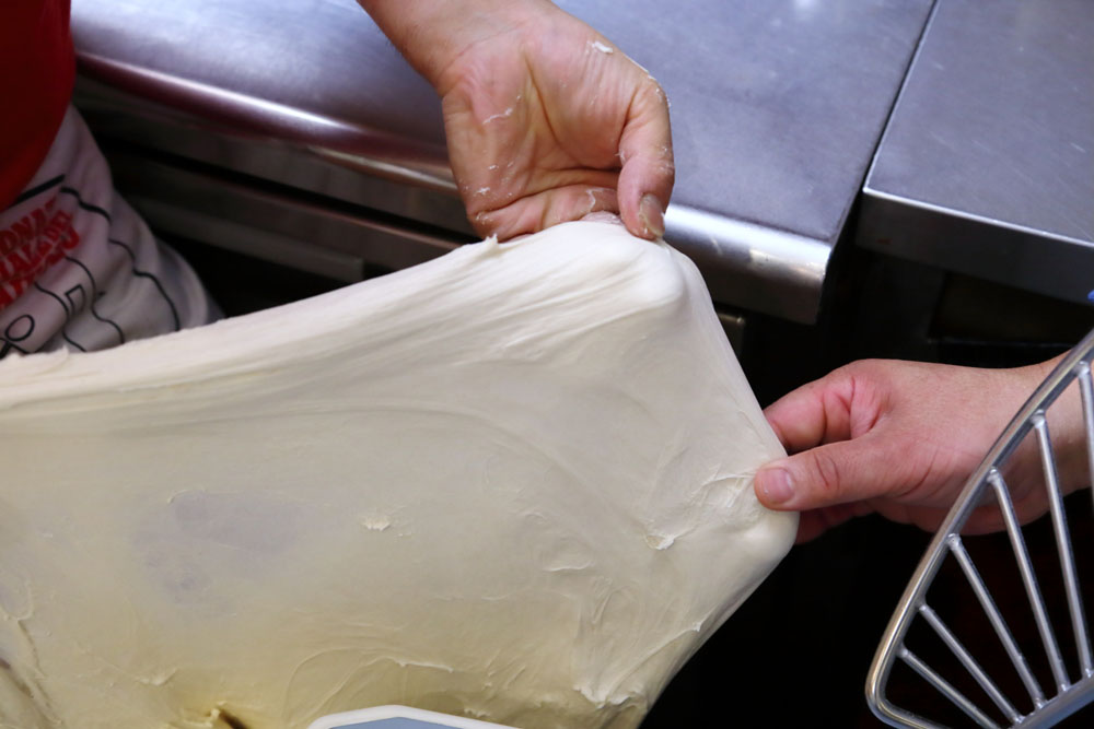 練り上げた生地はボウルから出して伸び、弾力を確認する。