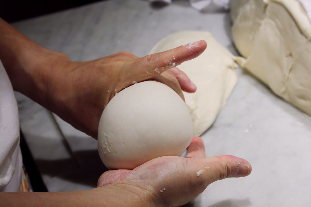 休ませた生地は、260gごとに丸く分割し、ばんじゅうに並べて発酵させる。