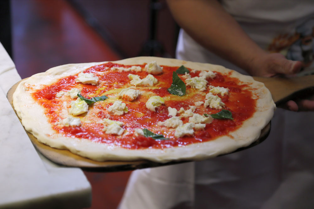 トマトソース、水牛のモッツァレッラ、バジルのシンプルな「ピッツァ マルゲリータ」。「ダ ガエターノ」仕込みの味と技を守り続ける。