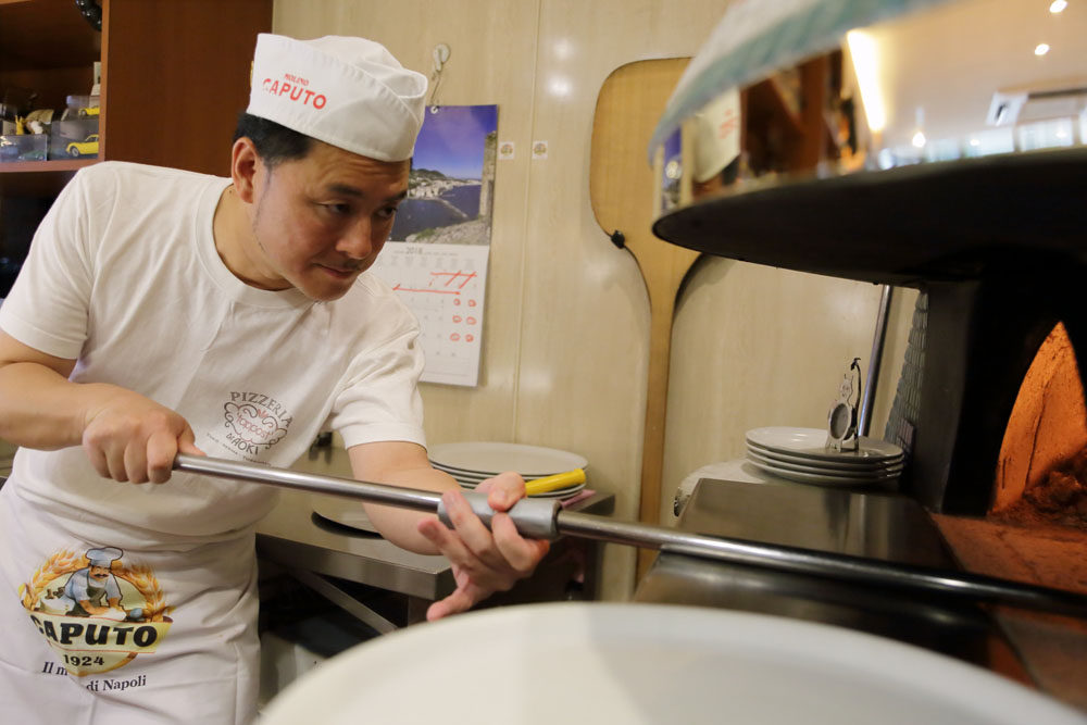 窯入れから1分前後が勝負。終始朗らかだった青木さんの真剣な表情を前に、参加者の背筋も伸びる。