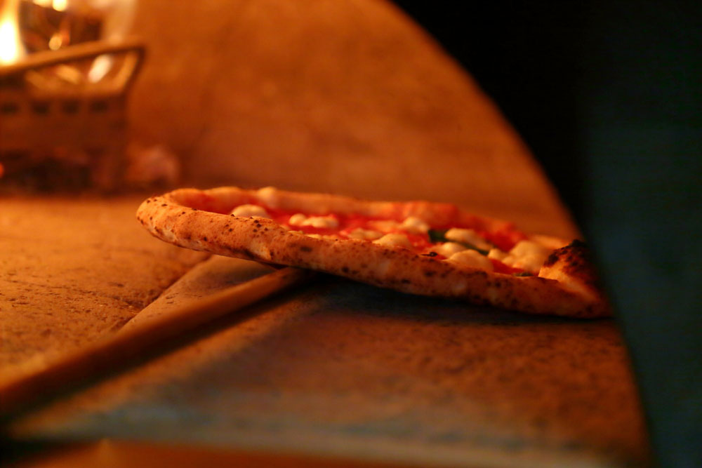 生地の位置、角度を微調整しながら、均一に火を入れていく。