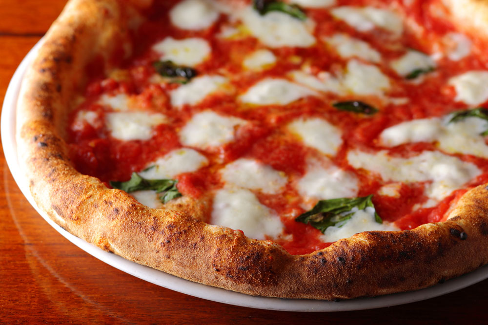 香ばしく焼き上げられたピッツァ マルゲリータ。食べる瞬間に小麦の香りがふわりと香る。
