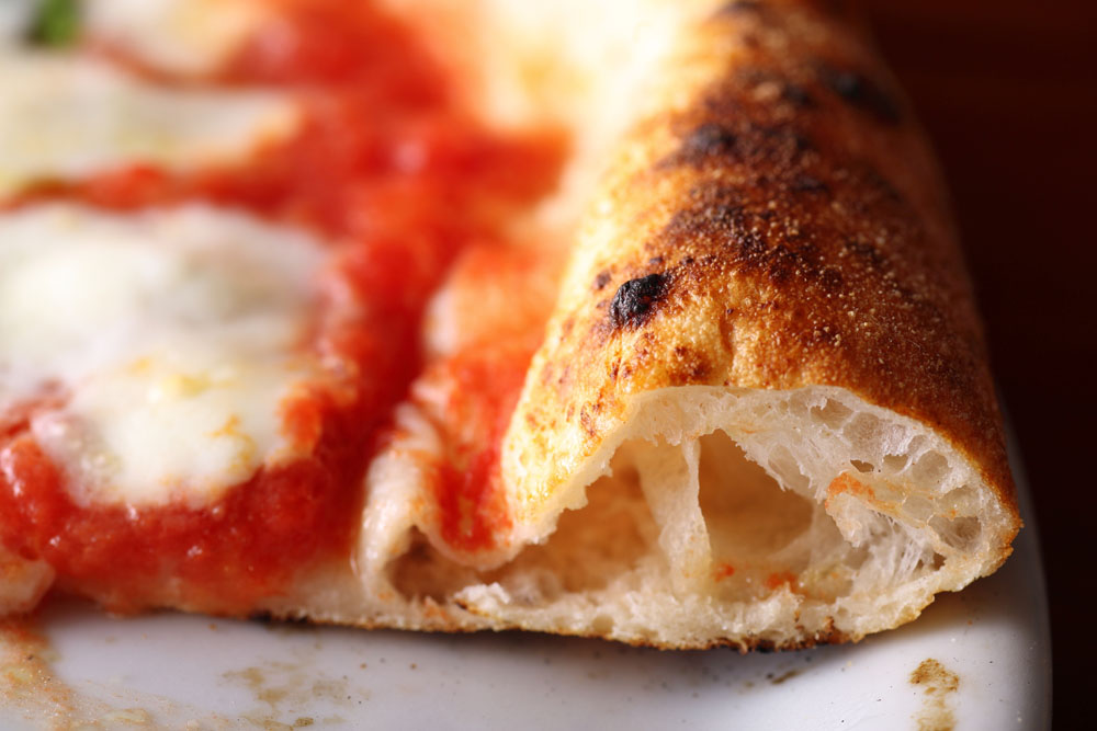 コルニチョーネ（周辺の生地）の立ち上がりが美しい。歯触りはさくっと軽やか。