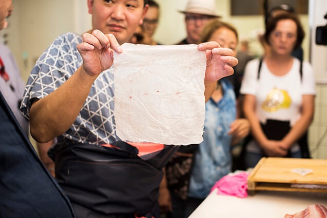 神経締めと脱水を施した魚は、冷蔵庫での保存に包むキッチンペーパーに残る汚れもぐっと少ない。