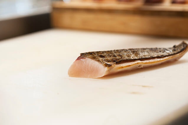 パピヨンの仲間たちのために前田さんが用意してくれたサプライズ。一週間熟成させた鰆を天日干しにした後、1年寝かせた藁でスモークしたもの。香ばしさをアクセントに独特の食感で広がる味わいは、イタリア人の舌に生ハムを髣髴とさせた。