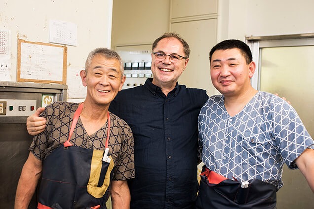 前田さんがパピヨンの仲間から質問攻めにあっている間も、背後では父親の博（ひろし）さんが淡々と日々の作業を続けていました。目ざといマッソブリオは「お父さんですか？」と声をかけて記念のスリーショット。