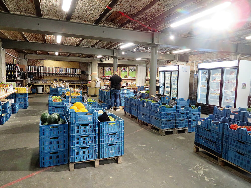 天井も柱も床もむき出し。搬送コンテナがディスプレイ材