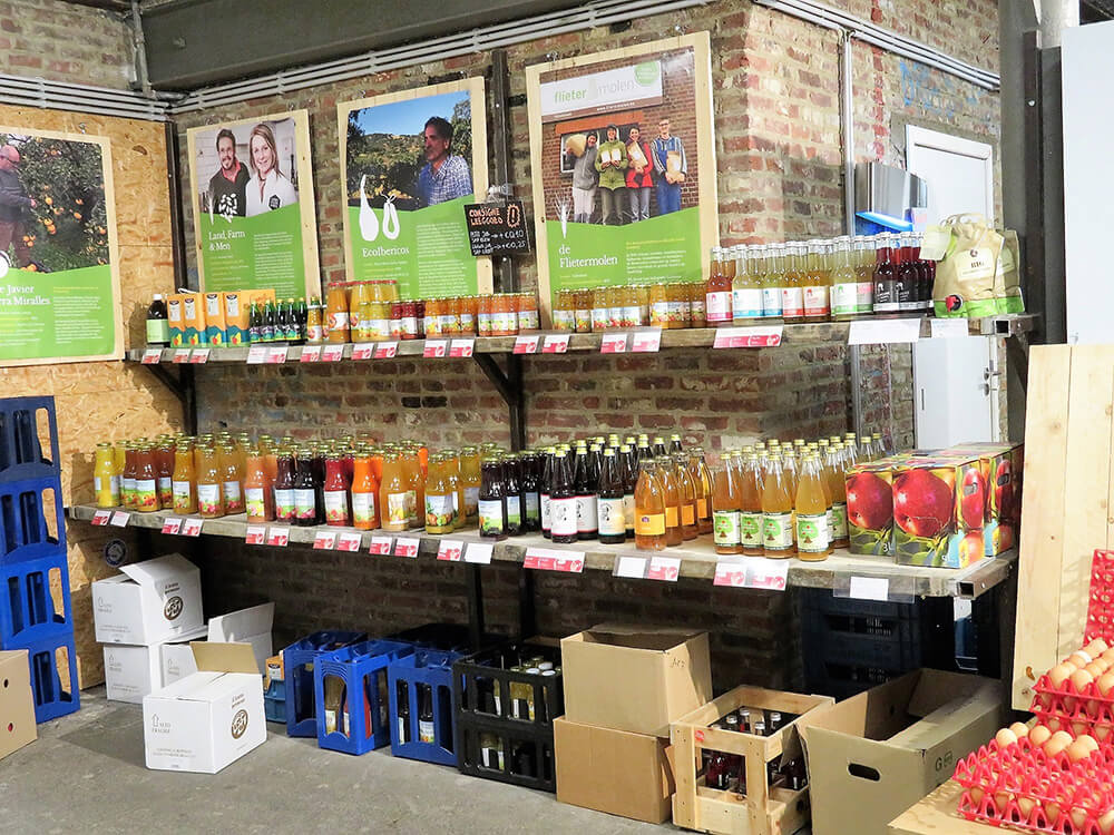 壁には、生産者の顔写真とプロフィールを紹介するポスターが貼られている