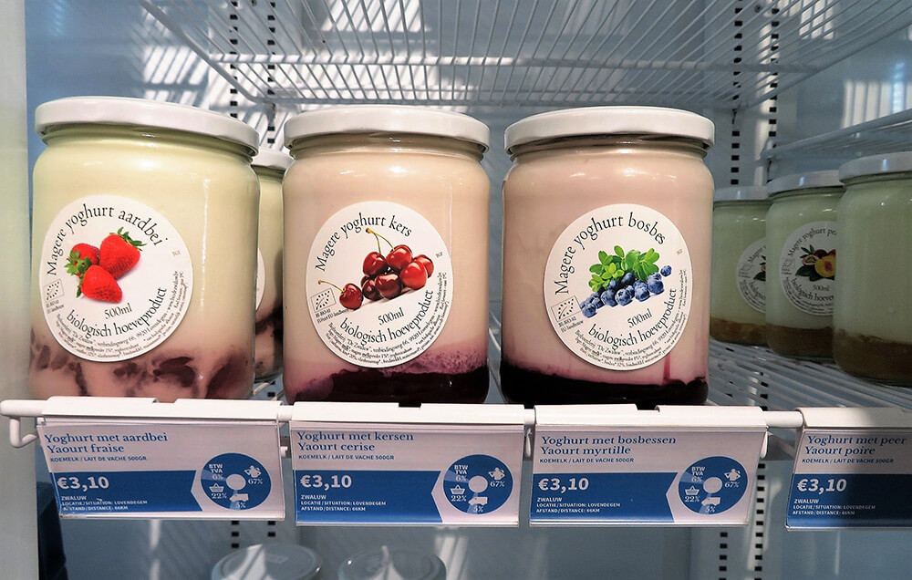 イチゴ、チェリー、ブルーベリーの低脂肪ヨーグルト