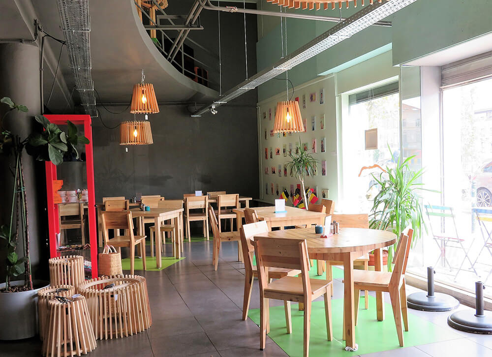 「木工ワークショップ」で作られたテーブルと椅子