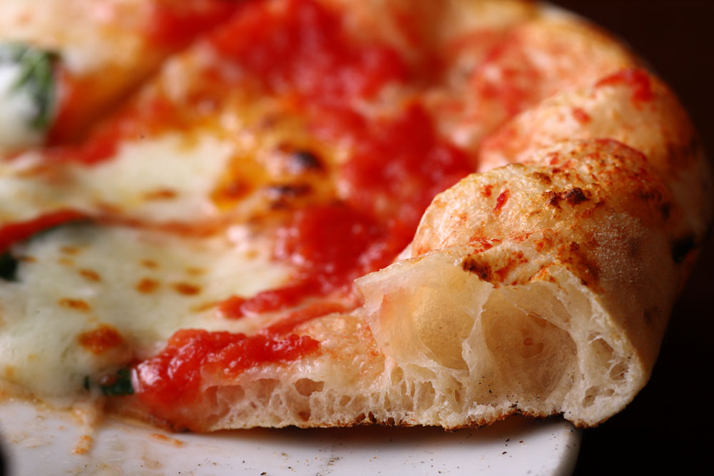 ふっくらとした気泡を見せる断面。ほどよくモチモチとした、抜けのよい印象の生地。