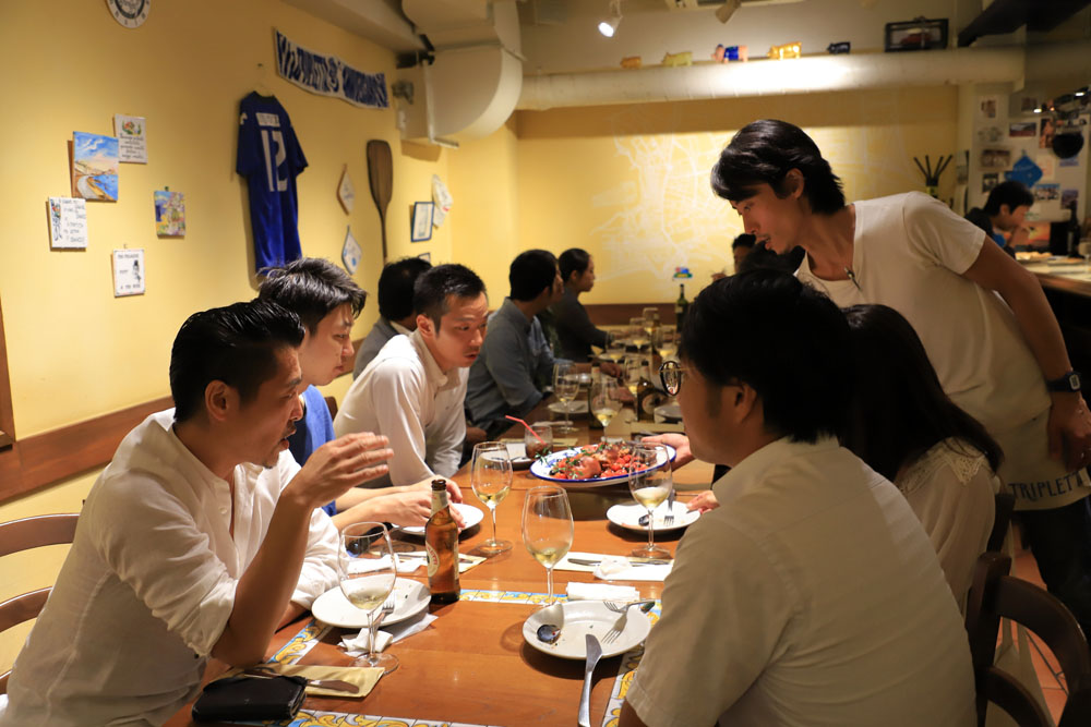 講習会を終えた後は、店内にて懇親会を開催。プロのピッツァ職人同士、話がはずんだ。