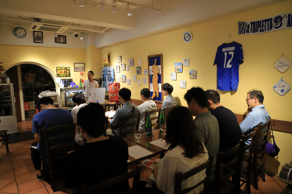 今回の参加者は25人。まずは座学から。太田さんの論理的な話を、熱心にメモする参加者たち。