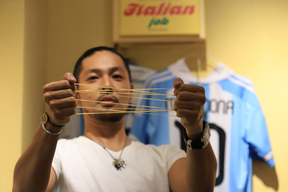 ゴムを使い、グルテンの性質を説明。具体的なイメージで、科学的な話をわかりやすく。