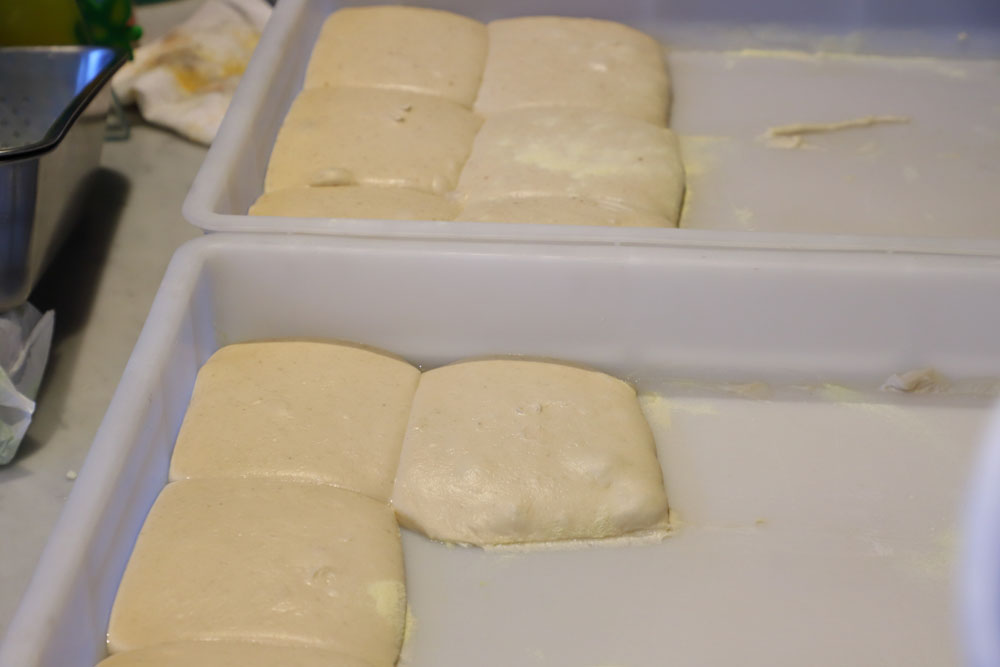 成形前の生地。手前が「メイン」生地で奥が「超熟型」。見た目と、触れた感じはほぼ変わらない。