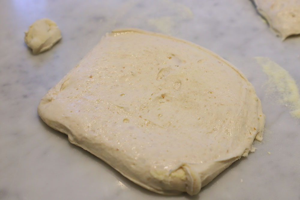 「自分の生地はゆるい方だと思う」と言う通り、成形前の生地はやわらかい。窯の中に入れた時、グルテンの網目の密度が最適になるよう狙う。