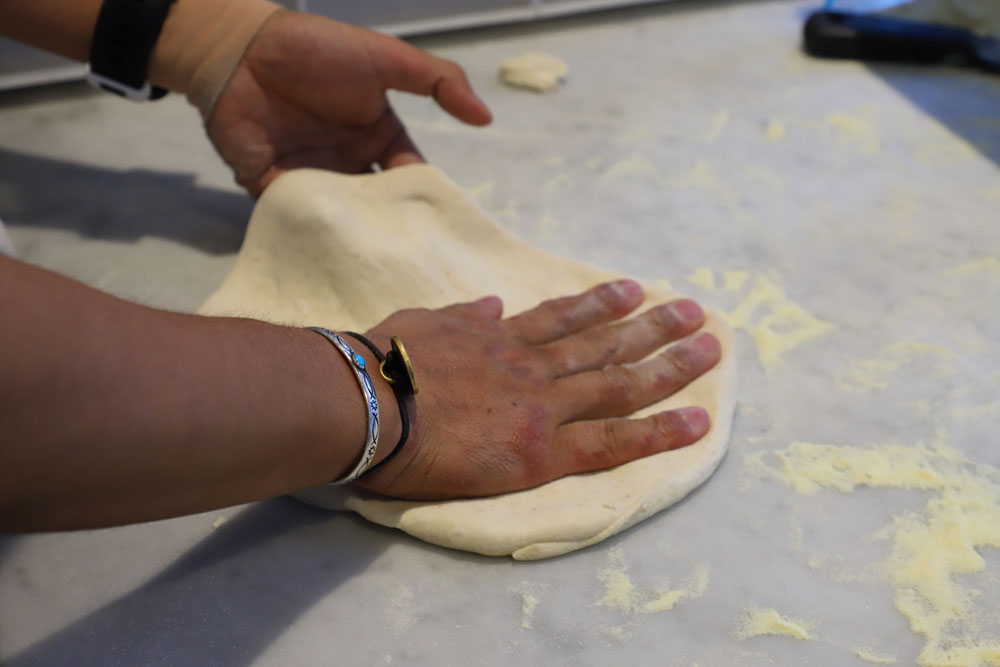 生地を伸ばすのにかかる時間はわずか4〜5秒ほど。その間、生地を触るのも4〜5回ほどという手早さ。