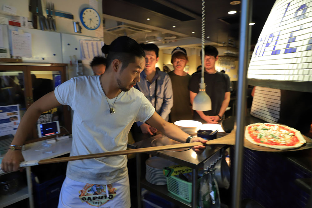 ピッツァは薪窯で、ナポリの伝説のピッツア窯職人、ステファノ・フェラーラ氏が自ら手がけた、内径130㎝の大型の窯。一般的な窯の3倍弱の量である7tもの石を積んでいるため、蓄熱量が段違い。