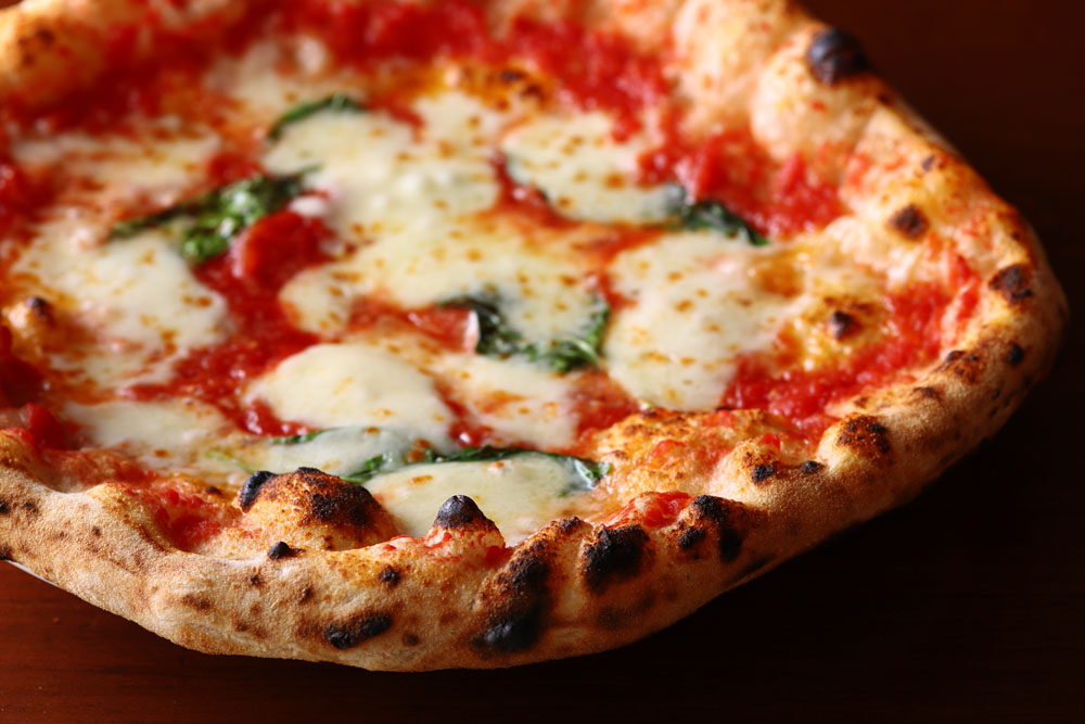 縁全体が盛り上がり、ほどよい焼き色の仕上がり。裏もしっかりと焼けており、一口食べれば粉の風味が力強く香る。