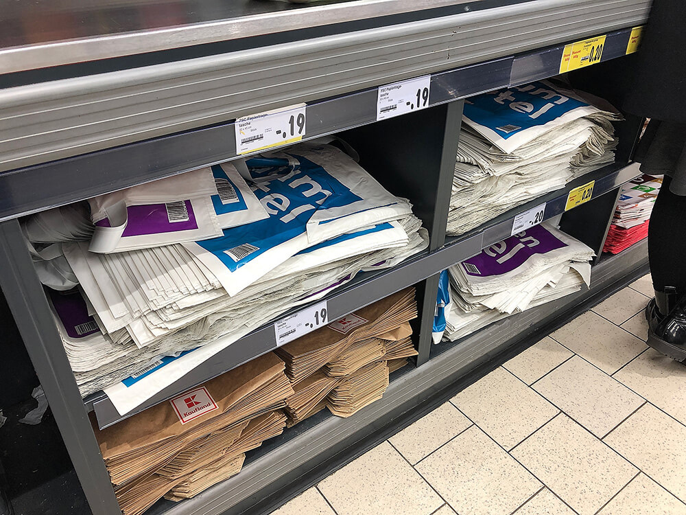 有料のプラスチック製のレジ袋と紙袋