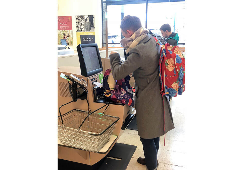 マイバッグを持参する人