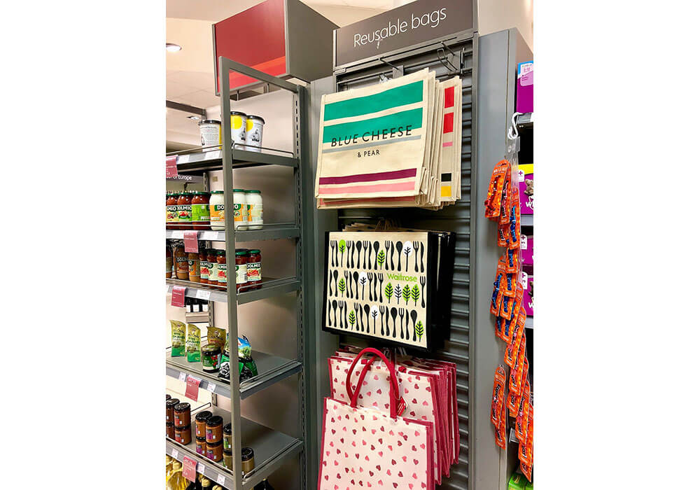 食材の横にエコバッグが並ぶ。「ウエイトローズ」